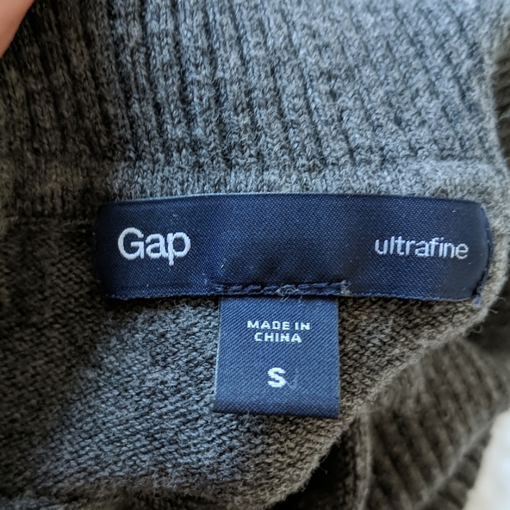 GAP Dark Gray turtleneck Sweater sz Small EUC - Picture 5 of 5